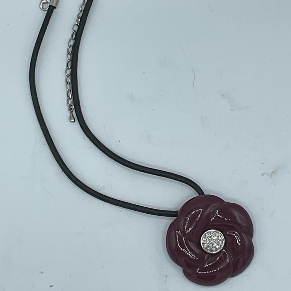 “FLORAL PENDANT NECKLACE” Costume Jewelry. - Picture 9 of 11